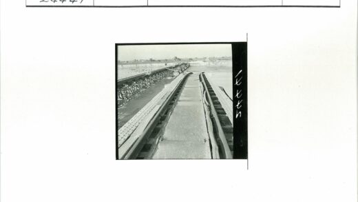 扭曲铁轨铁路桥干涸河床.jpg