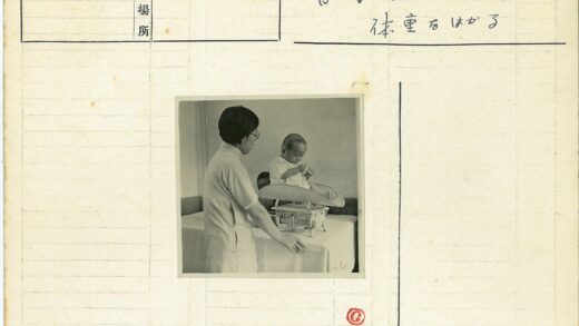 扶婴儿桌秤测体重.jpg