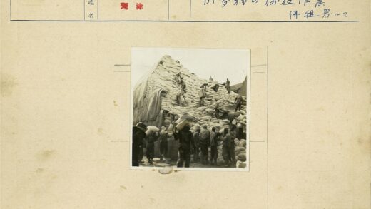抗洪抢险堆沙袋现场.jpg