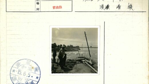 抗洪救援中的沙袋木杆抢险.jpg
