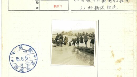 抗洪救灾团队协作放置沙袋.jpg
