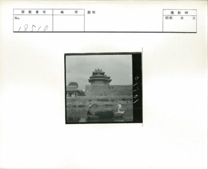 护城河小船与古城堡.jpg