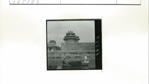 护城河小船与古城堡.jpg