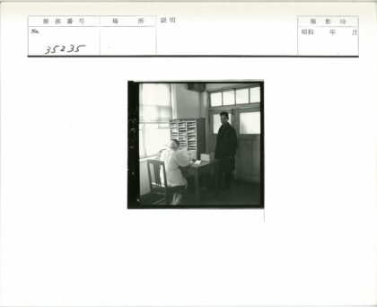 护士办公与穿大衣男子室内场景.jpg