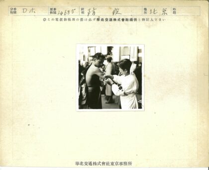 护士室内为男子注射场景.jpg