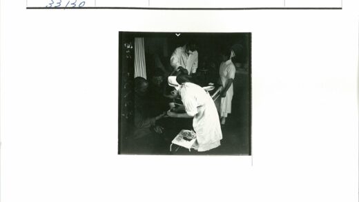 护士治疗病人与医护团队协作.jpg