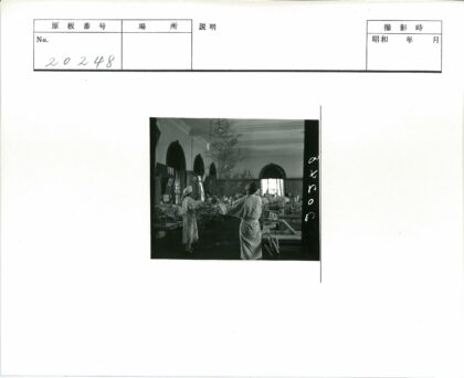 护士照料卧床病人节日病房.jpg