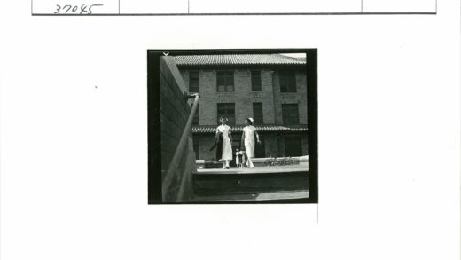 护士骑自行车砖砌建筑背景.jpg