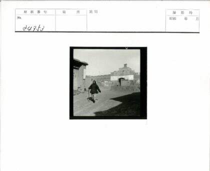 拄拐杖男子行走于拱门建筑前.jpg