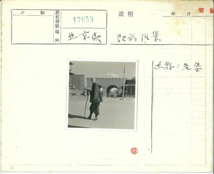 拄拐杖者与砖拱门街景.jpg