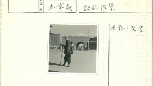 拄拐杖者与砖拱门街景.jpg