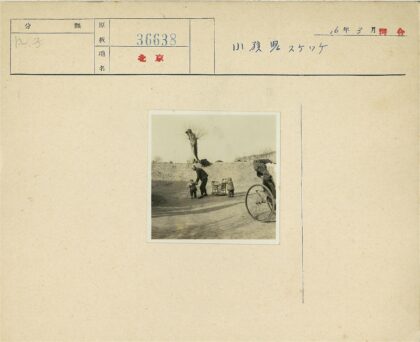 拐杖助童与手推车的户外场景.jpg