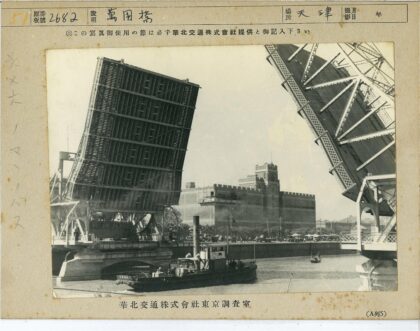 拖船经过吊桥与大型建筑.jpg