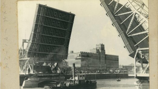拖船经过吊桥与大型建筑.jpg