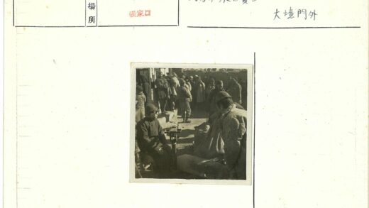 拥挤户外人群聚集场景.jpg