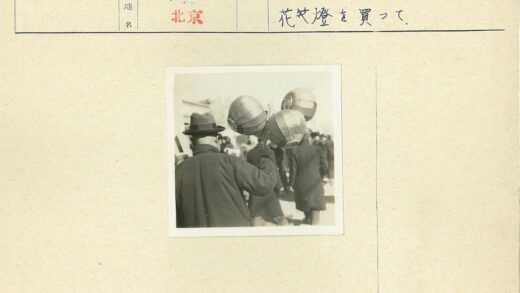 拥挤街头持球人背影.jpg