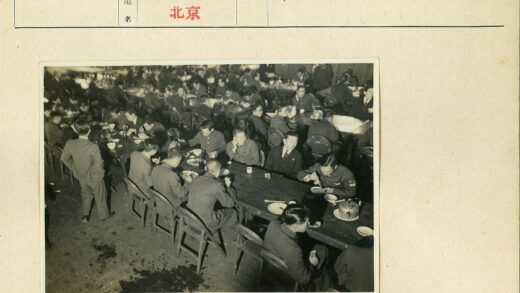 拥挤餐厅木质桌椅聚餐.jpg