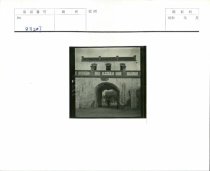 拱形入口与行人背影.jpg