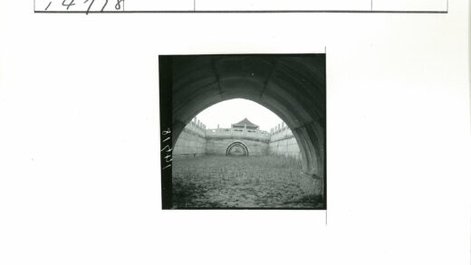 拱形入口通向尖顶石墙建筑.jpg