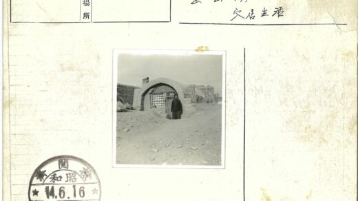 拱形土楼入口铁窗小路.jpg