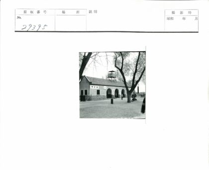 拱形建筑与水塔冬日景.jpg