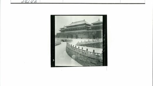 拱形石桥与古典建筑景观.jpg