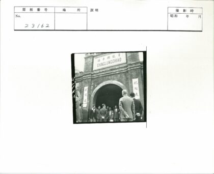 拱形砖砌入口人群聚集活动.jpg