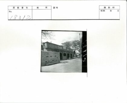 拱形砖砌建筑与围墙晴天景色.jpg