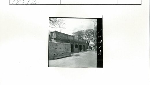 拱形砖砌建筑与围墙晴天景色.jpg