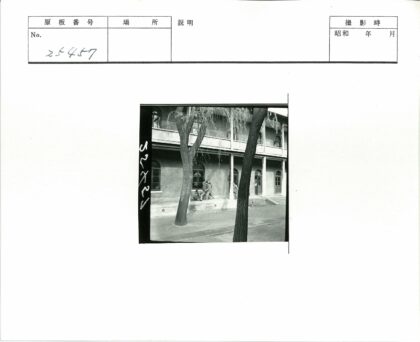 拱形门窗建筑前四人聚集.jpg