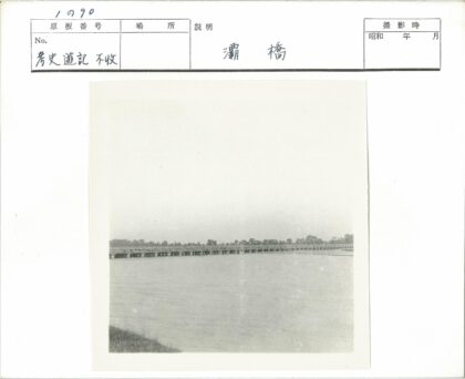 拱桥横跨河流远眺城市风光.jpg