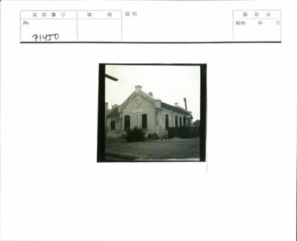 拱窗山墙旧建筑街景.jpg