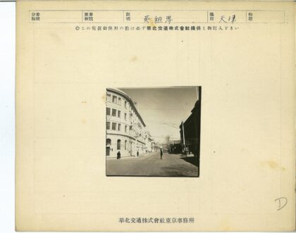 拱窗建筑与马车街景.jpg
