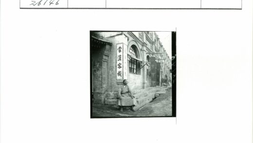 拱窗建筑外石阶人物.jpg