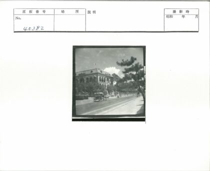 拱窗建筑马车街景.jpg