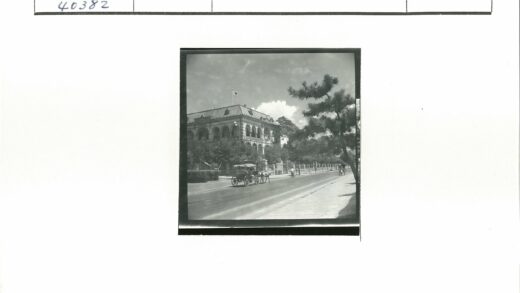 拱窗建筑马车街景.jpg