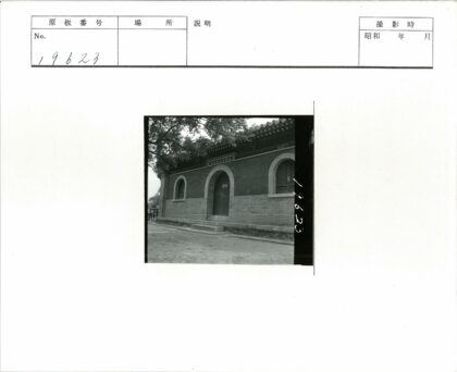 拱窗瓦顶中式建筑黑白照.jpg