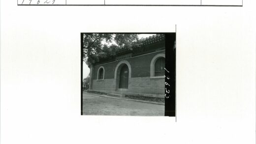 拱窗瓦顶中式建筑黑白照.jpg