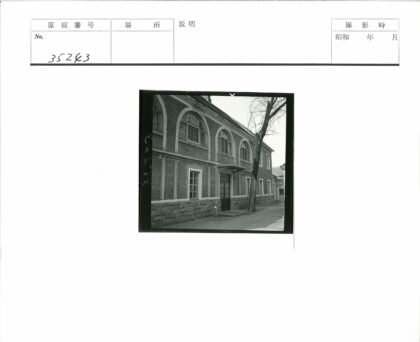 拱窗石墙建筑前枯树街景.jpg