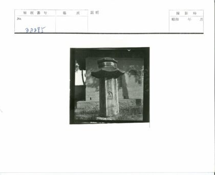 拱窗石灯佛像建筑光影.jpg