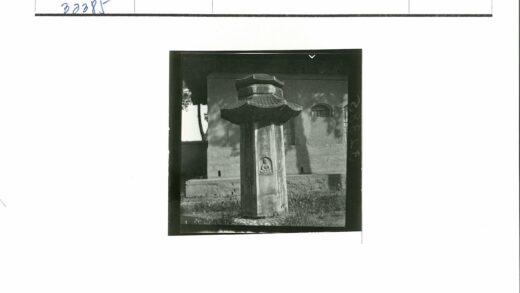 拱窗石灯佛像建筑光影.jpg