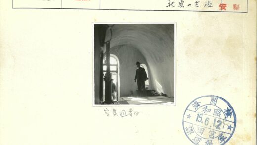 拱窗阳光下的弯曲天花板房间.jpg