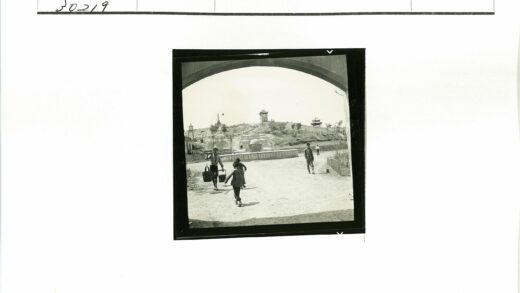 拱门下土路与丘陵传统建筑.jpg