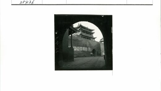 拱门下的传统建筑街景.jpg