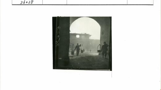 拱门下的挑水人.jpg