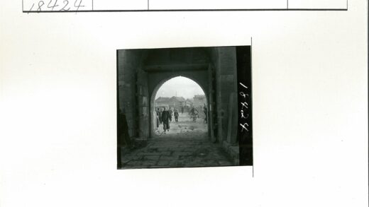 拱门下的街景.jpg