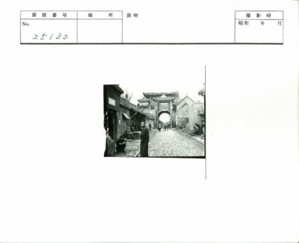 拱门下的鹅卵石街景.jpg