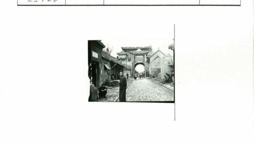 拱门下的鹅卵石街景.jpg