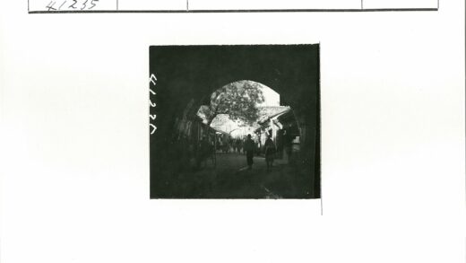 拱门下行人街景建筑树木.jpg