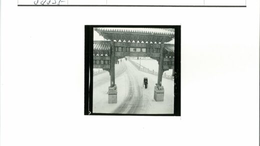 拱门下雪中人力车与桥.jpg